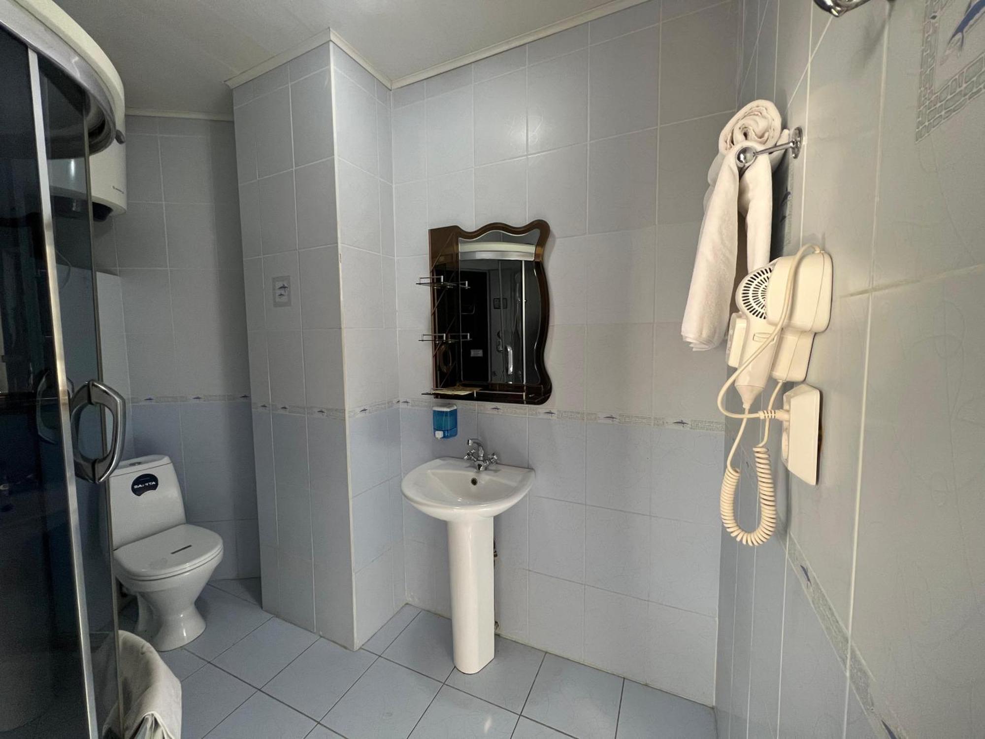 Three Dolphins Hotel Aktau  Exterior foto